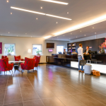 Vastaanotto ja punaisia nojatuoleja