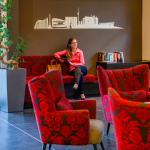 Nainen punaisella nojatuolilla