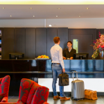 Mies vastaanottotiskillä