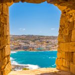 Rajattu näkymä Rethymnoniin kivimuurin aukosta.