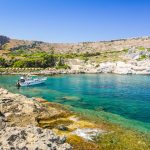 Moottorivene rantapoukamassa aurinkoisena päivänä.