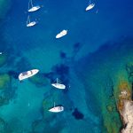 Veneitä kirkkaassa vedessä ylhäältä päin kuvattuna.