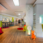 Valoisa ravintolakuva salista