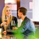 Nainen ja mies juovat viiniä