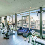 Kuntosali kaupunkinäkymällä