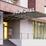 Sisäänkäynti ja hotellin nimi