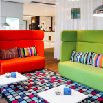 Vrikkäitä sohvia aulassa