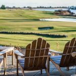 Näkymä terassilta tuoliryhmän takaa golfviheriölle.