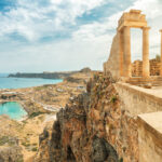 Muinaisen temppelin rauniot kukkulalla.