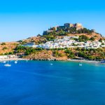 Näkymä mereltä Lindoksen kylään ja rannalle.