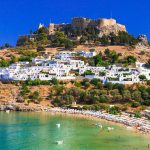 Lindoksen ranta, kylä sekä linnoitus aurinkoisena päivänä.