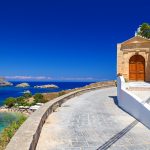 Näkymä ylhäältä valkoisen rakennuksen kivitasanteelta merelle.