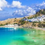 Panoraamanäkymä Lindoksen rantaan, kylään sekä kukkulalla sijaitsevaan linnoitukseen.