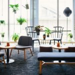 Ravintola ja viherkasveja ikkunalla