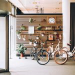 Kaksi polkupyörää aulassa