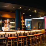 Nainen baaritiskin takana