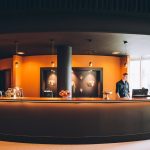 Mies vastanottotiskin takana