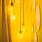 Keltainen seinä ja lamppuja