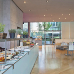 Buffetpöytä aamiaisella