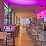 Baari iltavalaistuksessa