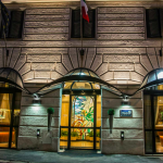 Sisäänkäynti illalla