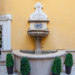 Suhkulähde ja keltainen seinä