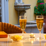 Kaksi kuohuviiniä pöydällä