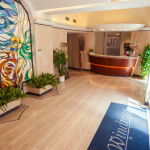 Tuloaula ja seinätaidetta