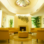 Keltainen sohvaryhmä