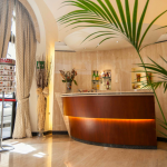 Vastaanottotiski pulloja taustalla