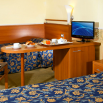 Kaksi vuodetta välissä pöytä