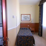 Yleisnäkymä yhden hengen huoneesta