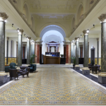 Korkea aulatila ja ikkuna