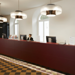 Nainen vastaanottotiskillä