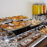 Leivonnaisia pöydällä