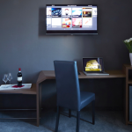 Televisio ja kirjoituspöytä