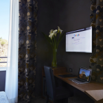 Televisio seinällä