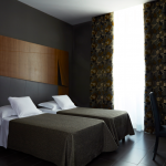 Tumma kuva Classic-huoneen vuoteesta