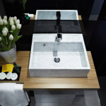 Lavuaari ja tulppaaneja pöydällä