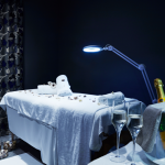 Hoitopöytä ja lamppu