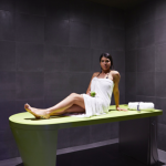 Nainen hoitopöydällä