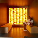 Pariskunta suolahuoneessa