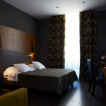 Hämärä kuva huoneesta parisängyllä