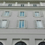 Hotellin seinä ja ikkunoita