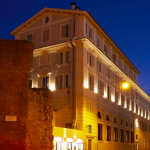 Iltakuva hotellirakennuksesta