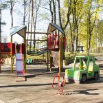 Leikkipuisto syksyisessä säässä.