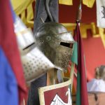 Ritarin haarniska ja varusteita kuvattuna keskiaikatapahtumassa.