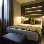 PArivuode ja valaistu seinä