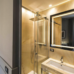 Kylpyhuone ja suihkukaappi