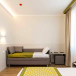 Parisänky, vuodesohva taustalla